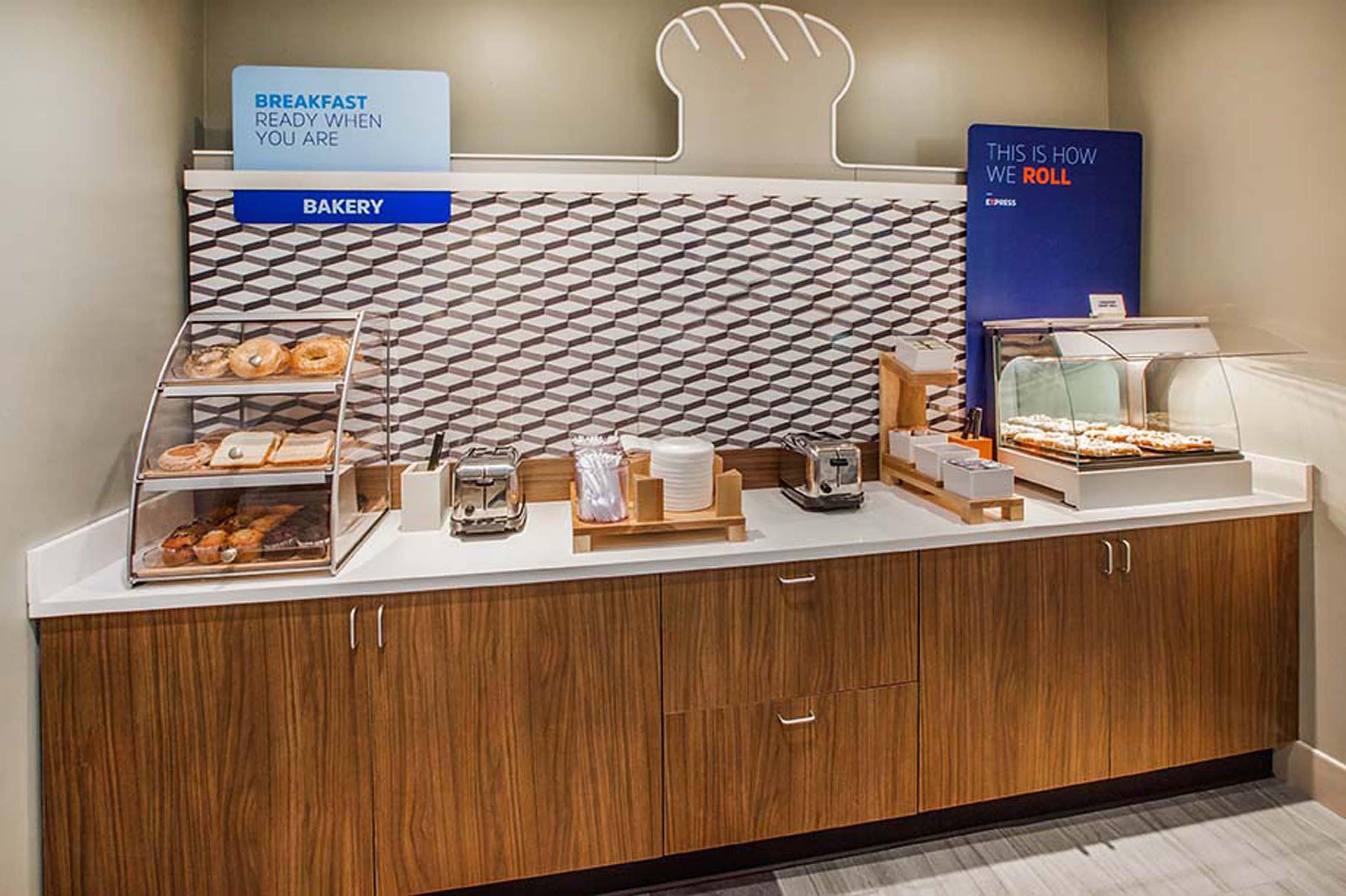 Holiday Inn Express And Suites Madison Central By Ihg Luaran gambar